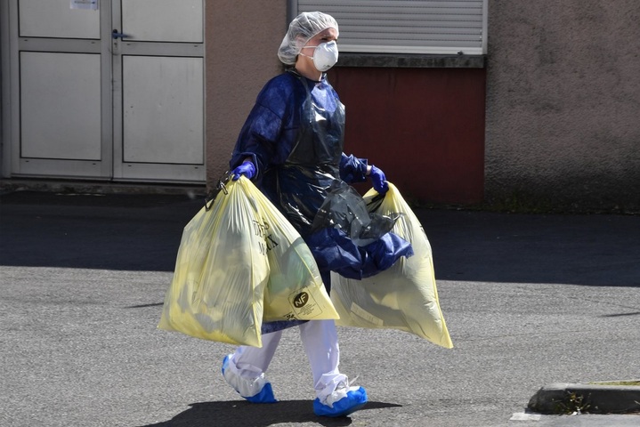La poubelle géante de déchets du Covid dangereuse pour la santé