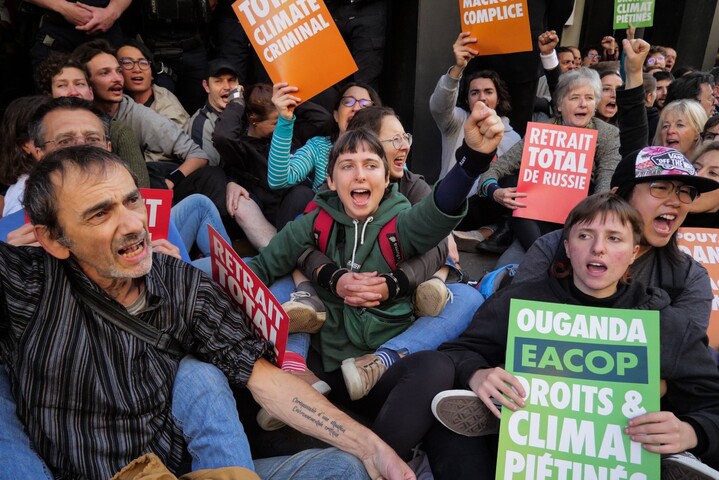 «<small class="fine d-inline"> </small>Criminel du climat<small class="fine d-inline"> </small>!<small class="fine d-inline"> </small>» Des activistes bloquent l'assemblée générale de Total