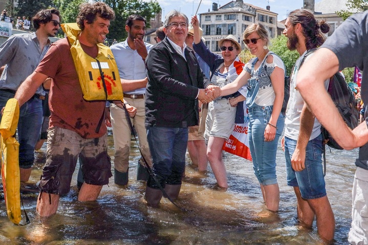 À Poitiers, Mélenchon se met à l'eau pour parler sécheresse
