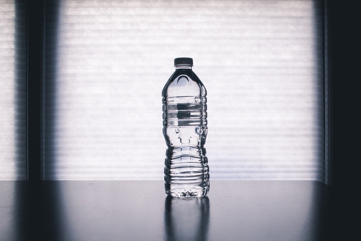 Près de 80<small class="fine d-inline"> </small>% des eaux en bouteille contaminées par des microplastiques 