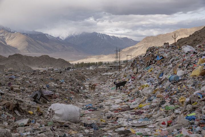 Dans l'Himalaya, le tourisme transforme la montagne en poubelle