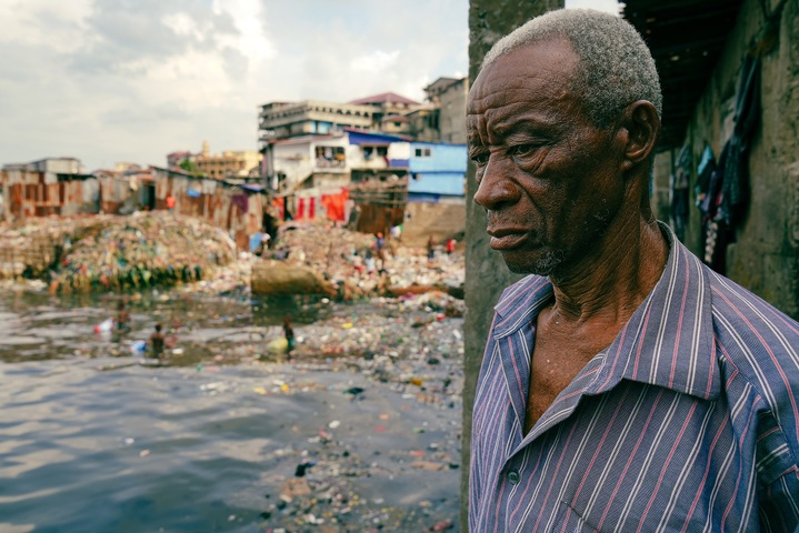 Noyés par la mer, cuits par le soleil : la vie dans un bidonville du Sierra-Leone