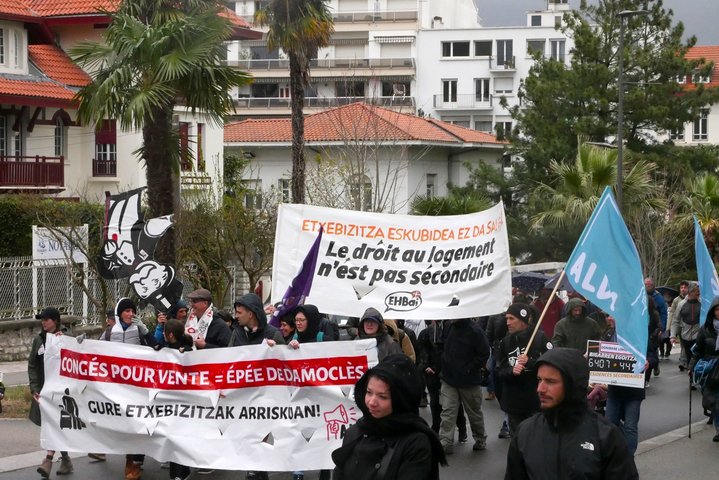 Au Pays basque, les habitants luttent contre l'invasion des résidences secondaires et Airbnb