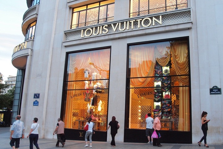 <span class="caps">LVMH</span> réclame 2 000 euros à une militante pour une vitrine couverte de peinture