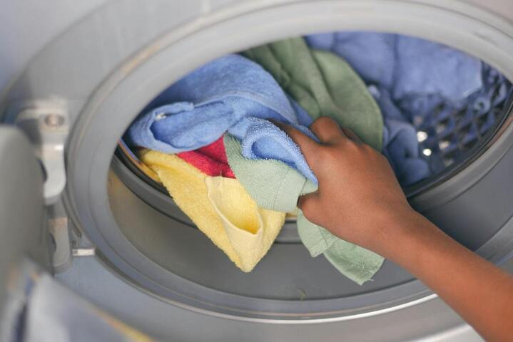 Lave-linge : l'arrivée des filtres à microplastiques repoussée... voire enterrée<small class="fine d-inline"> </small>?