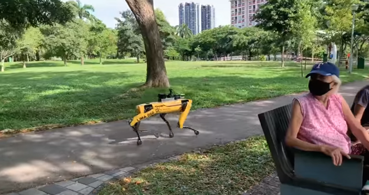 À Singapour, un robot contrôle le respect par les promeneurs des distances de sécurité