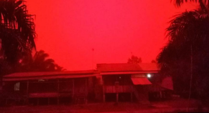 Les feux qui parcourent l'Indonésie rendent le ciel rouge