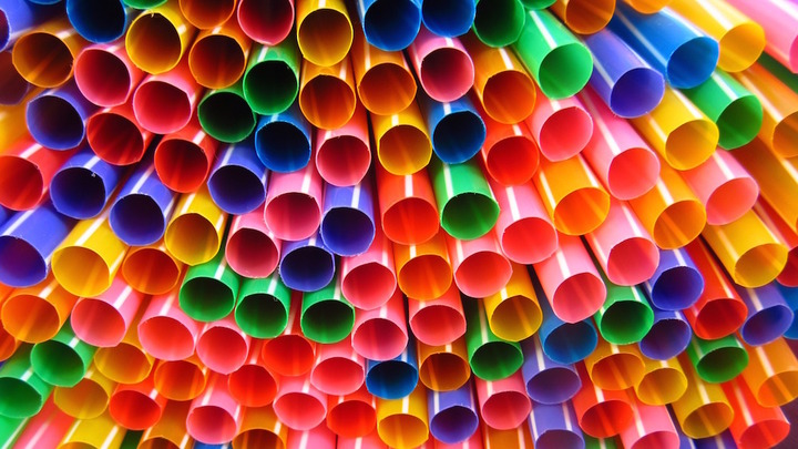 Paris décide l'interdiction progressive des pailles en plastique 