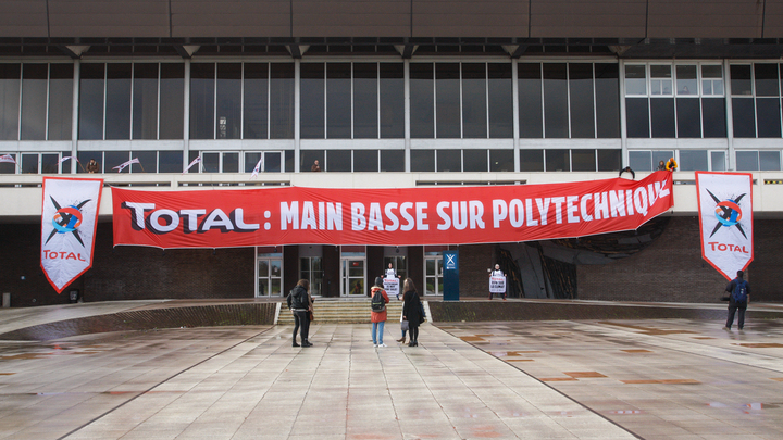 Des activistes ont dénoncé le partenariat Total-Polytechnique lors du conseil d'administration de l'école