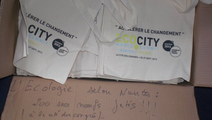 A Nantes, «<small class="fine d-inline"> </small>capitale verte<small class="fine d-inline"> </small>», l'écologie se retrouve à la poubelle‏