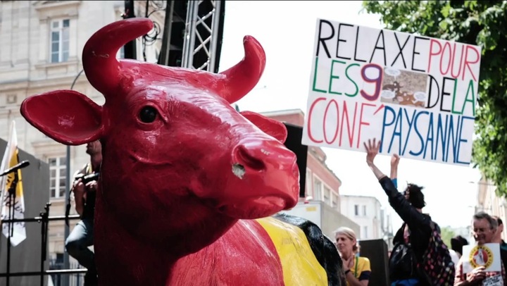 Deux mille, joyeux et combatifs, pour soutenir les neuf des Mille vaches