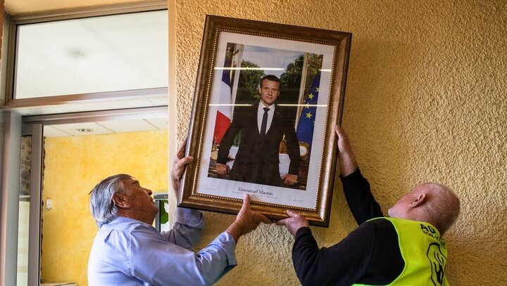 Le maire de Cabestany aide les militants du climat à décrocher le portrait de M. Macron