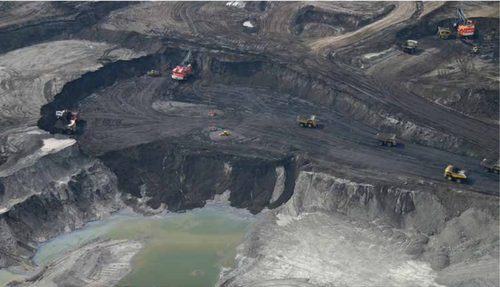 Crédit agricole et Société générale financent les très polluants sables bitumineux, selon plusieurs <span class="caps">ONG</span>