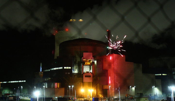 Greenpeace tire un feu d'artifice depuis la centrale de Cattenom