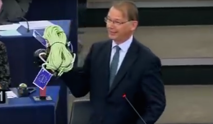 <span class="caps">VIDEO</span> - Au Parlement européen, le député Philippe Lamberts a vertement critiqué M. Macron