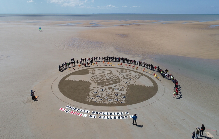 En Vendée, un dessin géant sur le sable contre le projet Cigéo