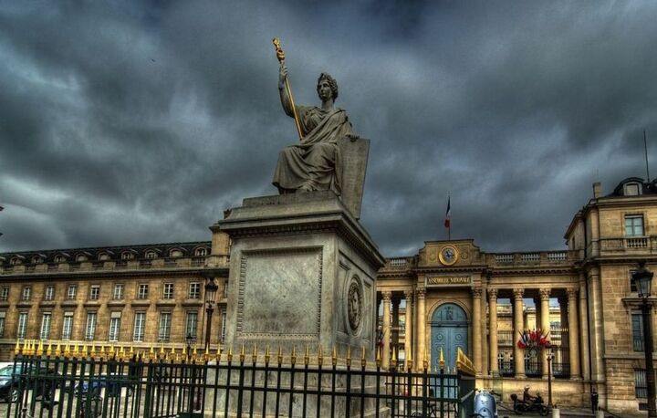 Et pendant ce temps, à Paris, la loi Macron protège les entreprises contre les journalistes et les lanceurs d'alerte