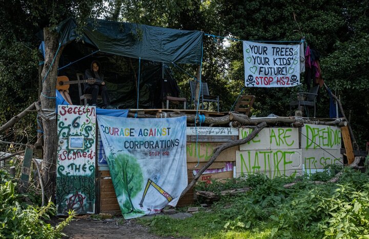 En Angleterre, des cabanes perchées contre une voie ferrée