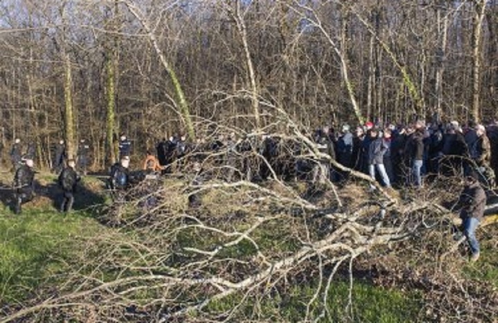 Armé d'une tronçonneuse, le milicien <span class="caps">FNSEA</span> hurle : «<small class="fine d-inline"> </small>Ta gueule, salope<small class="fine d-inline"> </small>»