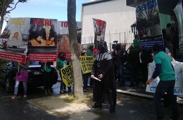 «<small class="fine d-inline"> </small>Merci Total, merci <span class="caps">EDF</span>, merci <span class="caps">BNP</span>, merci pour la pollution et pour la crise climatique<small class="fine d-inline"> </small>»