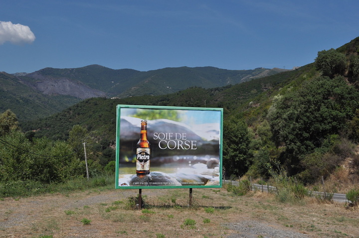 La Corse hésite sur l'indépendance... à l'égard de la publicité
