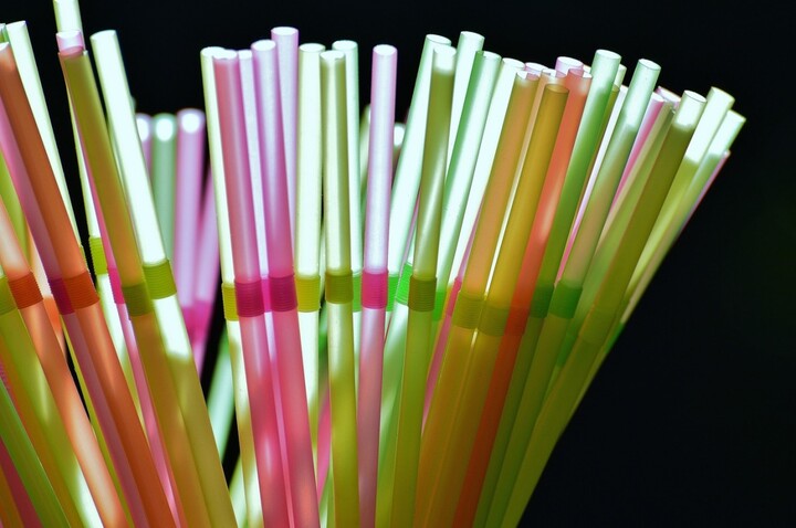 Gobelets, couverts jetables... toujours en vente malgré l'interdiction