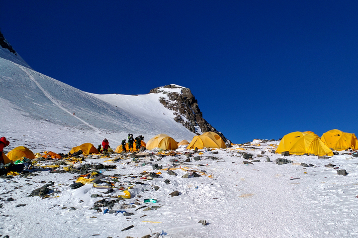 Everest : comment le toit du monde est devenu la poubelle de riches touristes