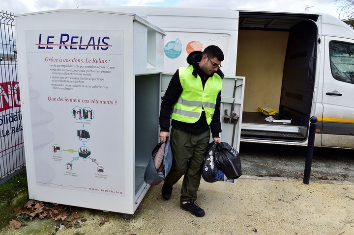 Le Relais en grève : pourquoi les bennes à vêtements débordent