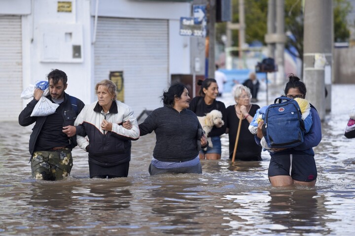 Argentine : le président climatosceptique délaisse les habitants face aux inondations