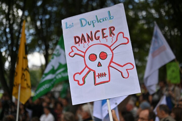 Contre la loi Duplomb, une pétition pulvérise tous les records