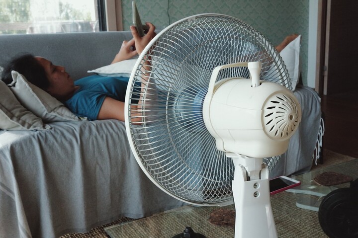 Ventilateur de plafond, rideaux thermiques… Cinq solutions simples et efficaces contre la chaleur
