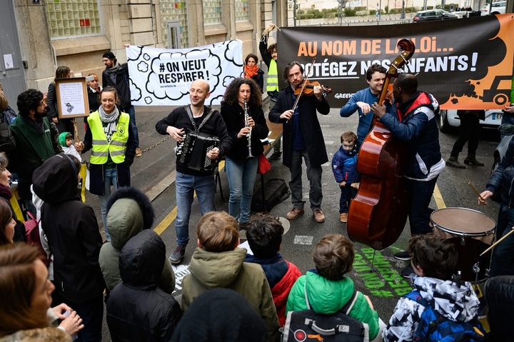 Face à la pollution de l'air, des parents d'élèves de Lyon saisissent la justice