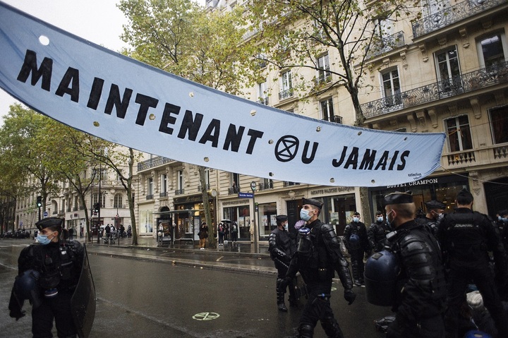 Les militants d'Extinction Rebellion délogés par la police devant le ministère de l'Écologie