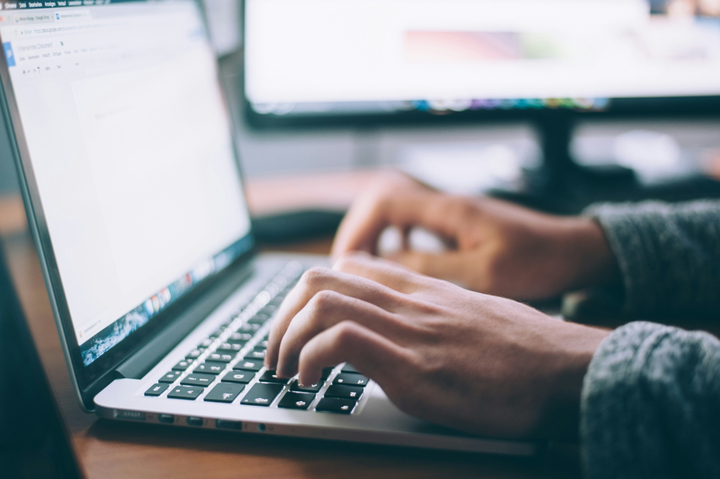 Discuter avec une <span class="caps">IA</span> peut influencer nos opinions politiques, selon une étude