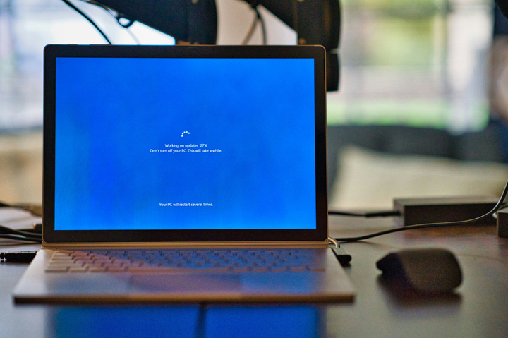 Sous pression, Microsoft repousse à nouveau la fin des mises à jour pour Windows 10