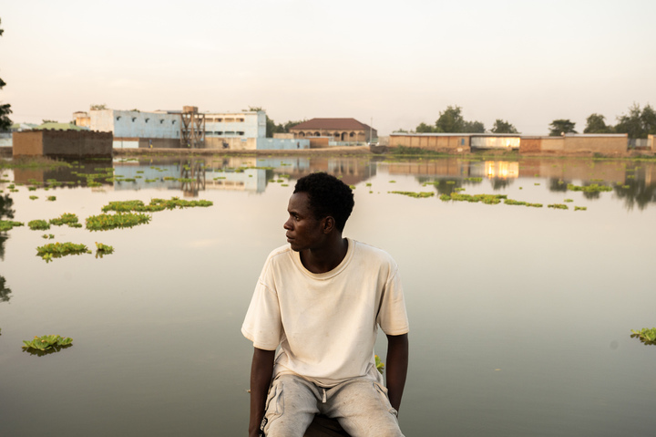 Au Tchad, les «<small class="fine d-inline"> </small>guerriers de l'eau<small class="fine d-inline"> </small>» luttent pour garder leurs rues au sec