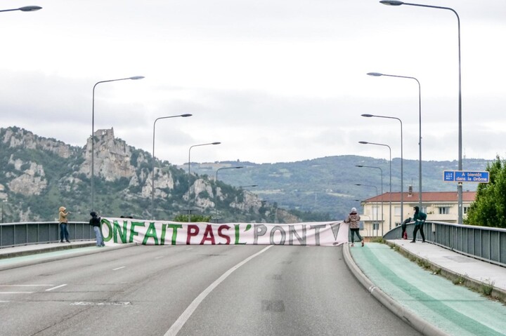 Pour s'être suspendus à un pont, ces opposants à une déviation routière finiront au tribunal