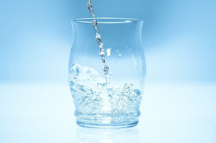 Eau en bouteilles : un polluant éternel trouvé dans de la Vittel