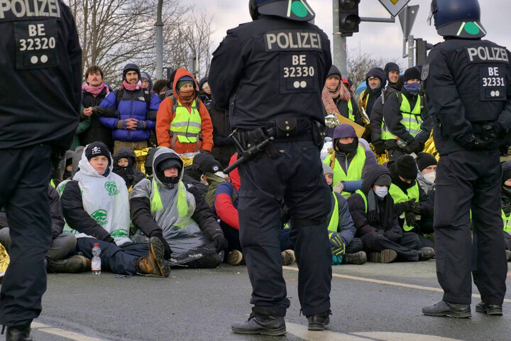 Syndicalistes et écolos allemands ont tenté de bloquer le congrès de l'extrême droite