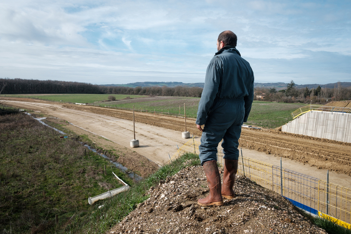 Le long du tracé de l'A69, des agriculteurs dépossédés et un territoire fracturé