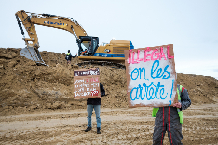 «<small class="fine d-inline"> </small>On fait le travail de la préfecture<small class="fine d-inline"> </small>» : des habitants expulsent des machines de l'A69