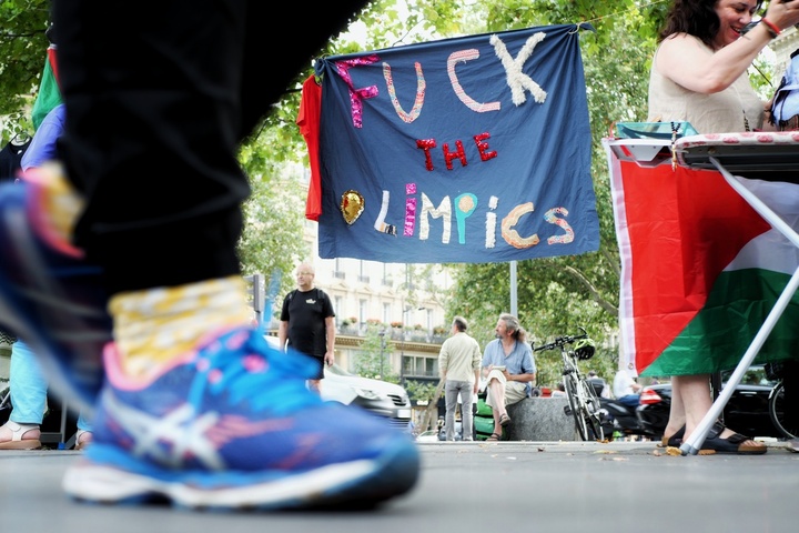 À Paris, les opposants aux <span class="caps">JO</span> ont organisé leur contre-cérémonie