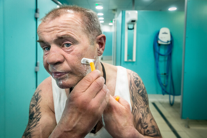 Les bains-douches disparaissent, un drame pour les sans-abri