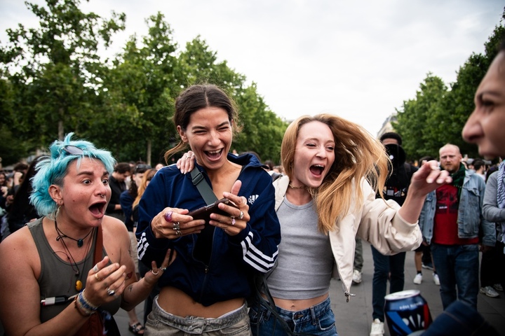 «<small class="fine d-inline"> </small>On l'a fait<small class="fine d-inline"> </small>!<small class="fine d-inline"> </small>» : la joie après la victoire de la gauche 