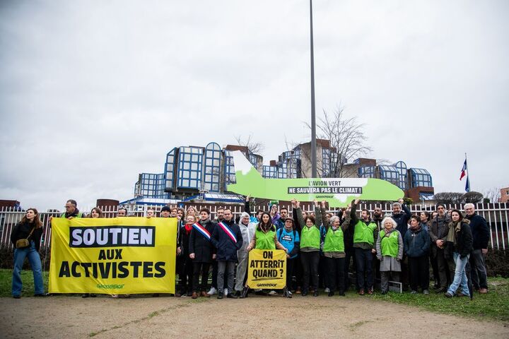 Ils avaient peint un avion en vert : «<small class="fine d-inline"> </small>Votre cause est juste<small class="fine d-inline"> </small>», reconnaît le procureur