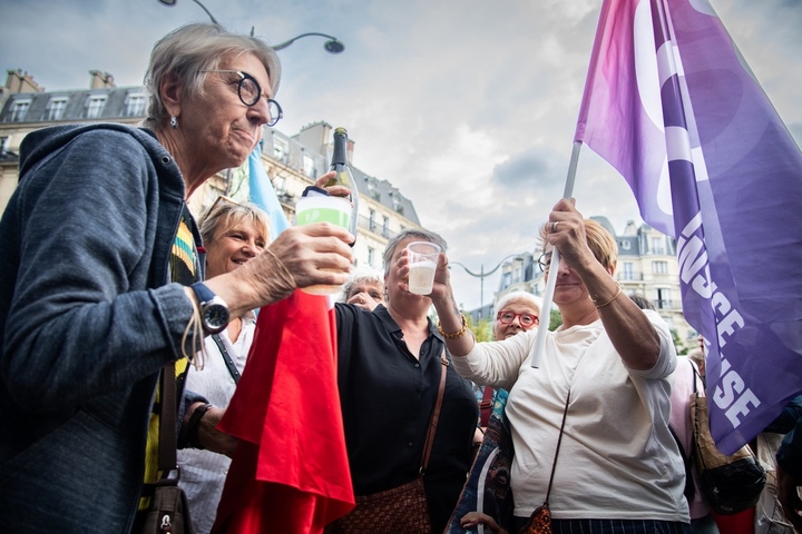 11 000 personnes ont fêté le départ de Bayrou partout en France
