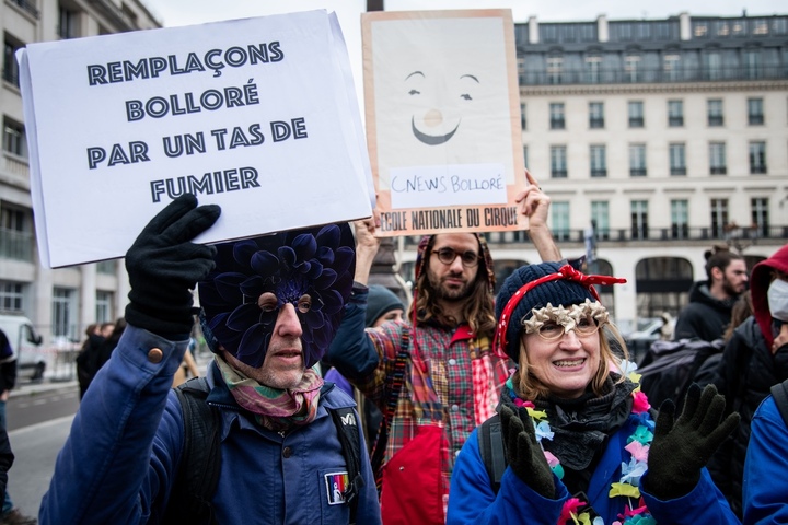 Des activistes ripostent contre «<small class="fine d-inline"> </small>la convergence des brutes<small class="fine d-inline"> </small>» menée par Bolloré