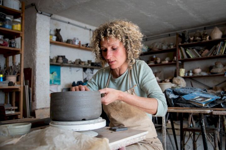 «<small class="fine d-inline"> </small>On peut tout faire avec la terre<small class="fine d-inline"> </small>» : face au plastique, six potières brandissent la céramique