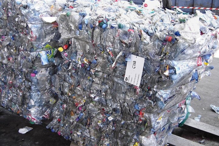 Bouteilles en plastique : une plainte pour greenwashing