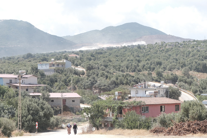 Après le séisme, le chantier de la reconstruction ravage les montagnes turques